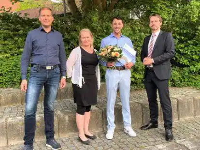 Preis&uuml;bergabe: Prof. Dr. Sven Steinigeweg, Vizepr&auml;sident f&uuml;r Forschung, Wissenstransfer und Internationales, Katja Hakkarainen, stellvertretende Leiterin des International Office, Preistr&auml;ger Mounir Aouzal und Prof. Dr. Matthias Graf (v.l.).