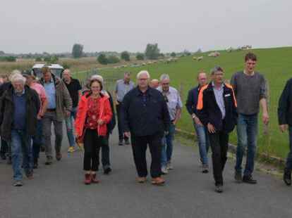 Start in der Leybucht: Teilnehmer der Deichschau nahmen das Bollwerk gegen Sturmfluten auf 55 Kilometern L&auml;nge unter die Lupe.