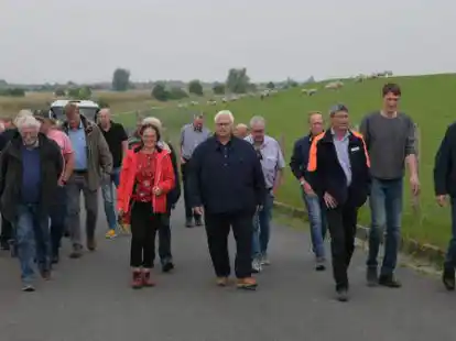 Start in der Leybucht: Teilnehmer der Deichschau nahmen das Bollwerk gegen Sturmfluten auf 55 Kilometern L&auml;nge unter die Lupe.