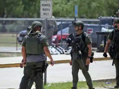 Nach dem Massaker an einer Schule im US-Staat Texas: Polizisten versammeln sich am Einsatzort nach Sch&uuml;ssen in einer Grundschule in Uvalde.
