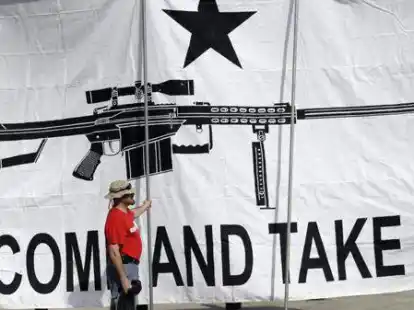 USA &ndash; ein Land von Waffennarren: Hier h&auml;ngt ein Mann in Austin, Texas, ein Protestbanner auf (Archivfoto).