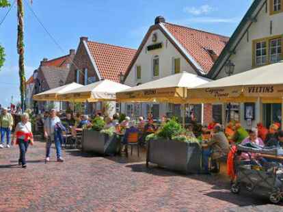 Die Tische sind voll, aber Personal ist knapp: die Greetsieler Restaurantmeile am Alten Siel.