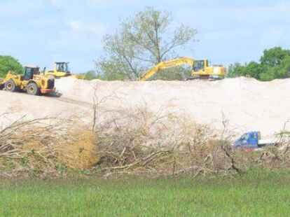 Beim Stra&szlig;enbau geht es voran &ndash; die Reste von &bdquo;Janssens Tuun&ldquo; dagegen hat von Beh&ouml;rdenseite bislang niemand angefasst.