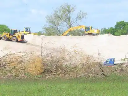 Beim Stra&szlig;enbau geht es voran &ndash; die Reste von &bdquo;Janssens Tuun&ldquo; dagegen hat von Beh&ouml;rdenseite bislang niemand angefasst.