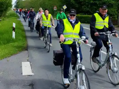 Eine lange Fahrradschlange startete am Samstagvormittag von Norden-S&uuml;derneuland bis nach Schoonorth.