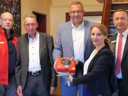 Mit dem JUZ in Larrelt und drei weiteren Standorten gibt es jetzt inzwischen 16 sogenannte Laien-Defibrilatoren in Emden &ndash; eine Aktion, die Torsten Kr&uuml;ger von der Bj&ouml;rn-Steiger-Stiftung, Emdens Erster Stadtrat Horst Jahnke, Jan Remmers von der Anker-Schiffahrt-Gesellschaft sowie Madalina Dicu von Leschaco und Jens Jann von der Sparkasse Emden unterst&uuml;tzen.