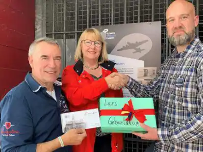 Erinnerungsbild vor verschlossenem Bunker: Wolfram Heidrich, Roswitha Franke (beide Bunkermuseum)und Lars Mennenga.