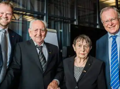 Ehrung in der a Lasco Bibliothek: Emdens SPD-Vorsitzender Matthias Arends, Hans Mairath (75 Jahre SPD-Mitglied), Gerda Bruns (70 Jahre SPD-Mitglied) und der SPD-Landesvorsitzende und Ministerpr&auml;sident Stephan Weil (von links nach rechts).
