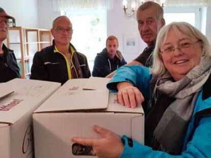 Packt auch bei den Kartons kr&auml;ftig mit an: Heike Schmid (rechts) und ihre M&ouml;belpacker.