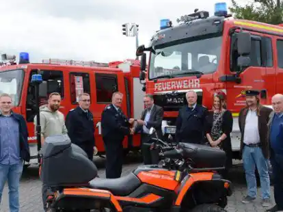 Auch wenn der Ger&auml;tewagen Logistik 2 und das Quad bereits seit einem Jahr im Einsatz sind: Eine offizielle Schl&uuml;ssel&uuml;bergabe muss sein. Vor dem Feuerwehrhaus Jar&szlig;um erf&uuml;llten Ortsbrandmeister Albert Groenhagen und Emdens K&auml;mmerer Horst Jahnke diesen Wunsch. Angeh&ouml;rige von Feuerwehr, Rat und Verwaltung begleiteten die Zeremonie.