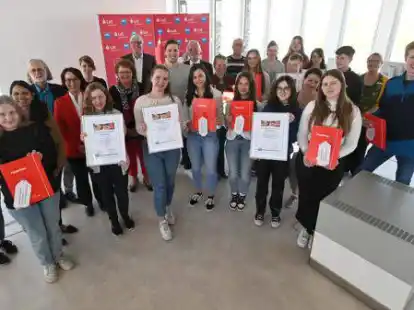 Erfolgreicher Abschluss: Die Sch&uuml;lerinnen und Sch&uuml;ler aus den Landkreisen Oldenburg und Friesland freuen sich mit den Projektbeteiligten von NWZ, LzO und IZOP-Institut und politischen Vertretern &uuml;ber die Auszeichnungen.