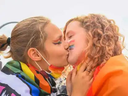 Leandra und Sara k&uuml;ssen sich w&auml;hrend des Christopher Street Day im Jahr 2021. Aber woher kommt der CSD und was ist der Pride Month?