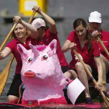 Mit selbstgebastelten Booten geht&rsquo;s auf zum Badewannenrennen.