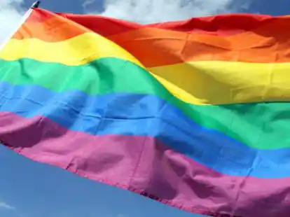 Wird direkt neben der Bundesdienstflagge gehisst: die Regenbogenflagge.