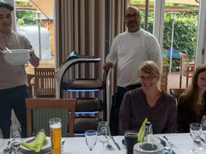 Der Gastroroboter &bdquo;Bella&ldquo; ist erstmals unterwegs im Etzhorner Krug in Oldenburg.