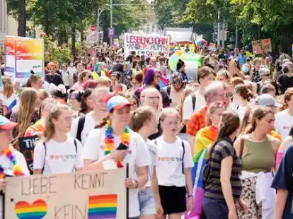Tausende Menschen ziehen