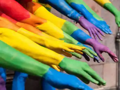 Die Regenbogenfarben stehen im Zentrum der queeren Bewegung und sollen zeigen, dass jeder Willkommen ist.