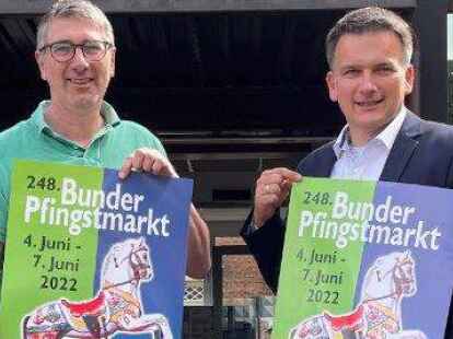 K&uuml;ndigen zusammen den 248. Bunder Pfingstmarkt an (v.l.): Marktmeister J&ouml;rg Siemering und B&uuml;rgermeister Uwe Sap.