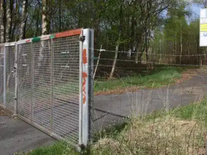 Dieses Tor und ein Stacheldrahtzaun mitten im Moor am K&ouml;nigskeil in M&uuml;nkeboe machen die Bohrschlamm-Deponie f&uuml;r die &Ouml;ffentlichkeit unzug&auml;nglich.
