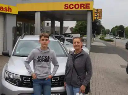 Manuela Oetken aus Varel pendelt t&auml;glich von Varel nach Bremen. Zum Start des Tankrabatts hat sie am Mittwochvormittag mit ihrem Sohn das Auto vollgetankt.