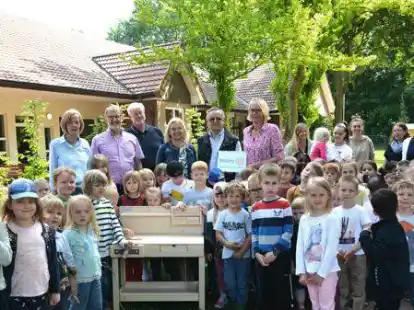 Bei der &Uuml;bergabe der Werkbank an den katholischen Kindergarten St. Josef freute sich nicht nur der Nachwuchs, sondern auch Kindergartenleiterin Maria Espelage. &Uuml;berreicht wurde das Geschenk von Gerd Beckmann, J&uuml;rgen G&ouml;tting, Maria gr. Macke, Dieter Keck und Elisabeth Weber vom Rotary-Club.