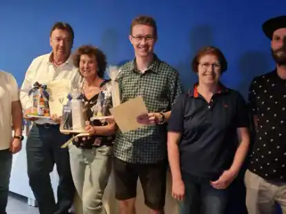 Hauptversammlung beim TuS Lehmden: Vorsitzender Bernd Brumund, die Jubilare Rolf, Susanne und Christian Juilfs, die 3. Vorsitzende Marion Fuhrken und der 2. Vorsitzende Sebastian M&uuml;ntzel.