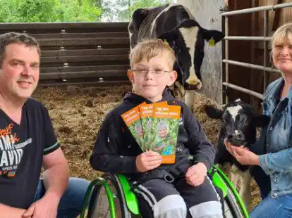 Ingo, Marlon und Daniela Neels (von links) freuen sich, am Tag des offenen Hofes mit den Besuchern ins Gespr&auml;ch &uuml;ber die Landwirtschaft zu kommen.