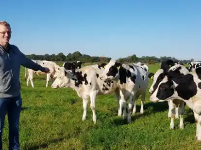 Gew&auml;hrt bei einer exklusiven F&uuml;hrung einen Blick hinter die Kulissen seines Milchviehbetriebes: Andr&eacute; Heinemann.