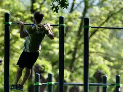 Dieser Mann trainiert unter freiem Himmel: M&ouml;glicherweise solch eine Anlage k&ouml;nnte auch am H&ouml;ssensportzentrum entstehen. Die Entscheidung ist aber vertagt worden.