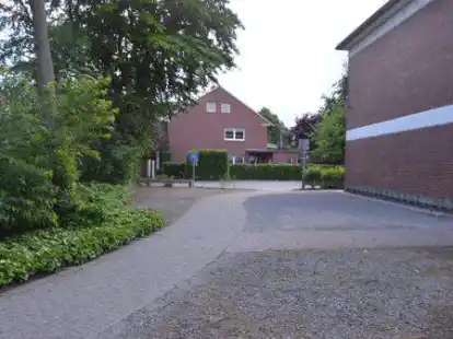 Hier an der S&uuml;dseite der Grundschule und an der Ostseite des Parkplatzes sollen die Container f&uuml;r zwei weitere Klassenr&auml;ume an der Astrid-Lindgren-Grundschule aufgestellt werden.