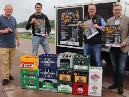 Sie freuen sich auf das 1. Bar&szlig;eler Bierfest (von links): Oswald Eilers, Stefanos Tsurlianis, Jan Lange und B&uuml;rgermeister Nils Anhuth.