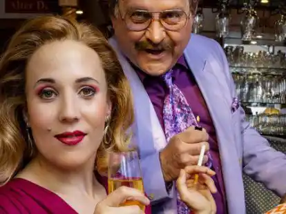 &bdquo;Pension Sch&ouml;ller&ldquo; feiert am Staatstheater Premiere: Thomas Birklein als G&uuml;nter Sch&ouml;ller und Meret Engelhardt als Josephine Kr&uuml;ger stehen auf der B&uuml;hne.