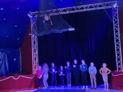 Schule mal anders: Im Zirkuszelt &uuml;ben Grundsch&uuml;ler Luftakrobatik f&uuml;r die gro&szlig;e Auff&uuml;hrung.