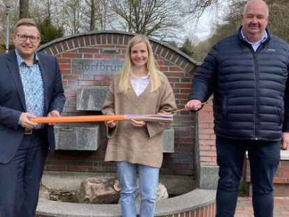 Die Gemeinde Bar&szlig;el unterst&uuml;tzt den Glasfaser-Ausbau der Firma Epcan in Harkebr&uuml;gge (von links): B&uuml;rgermeister Nils Anhuth, Silvana Terdues (Epcan), Andreas Freesemann (Bauamt Gemeinde Bar&szlig;el)