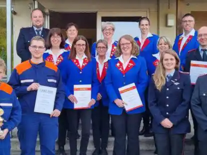 Die Mitglieder (vorne, von links) Thade de Jong, Oke Bergmann, Irina Ahrens, Marion Wenke-Meyer, Franziska Wellmann, Tore Pape (hinten:) Dennis Kayser, Nicole Wefer, Renate Verzagt, B&auml;rbel Baumann, Nadine Wolff, Anja Buttgereit, Timo W&uuml;rdemann und Matthias Steenken freuten sich &uuml;ber die Ehrungen.