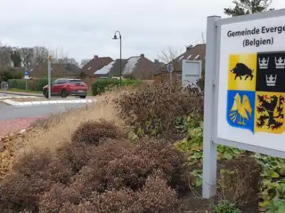 Im Kreisverkehr in Gro&szlig;enkneten wird auch auf die Partnergemeinde Evergem hingewiesen.