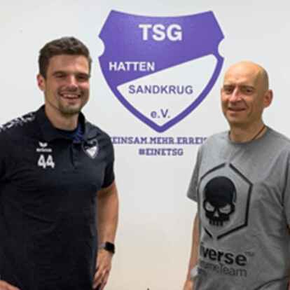 Zur&uuml;ck in Sandkrug: Abteilungsleiter Robert Langner (links) freut sich &uuml;ber den Wiedereinstieg von Grzegorz Goscinski.