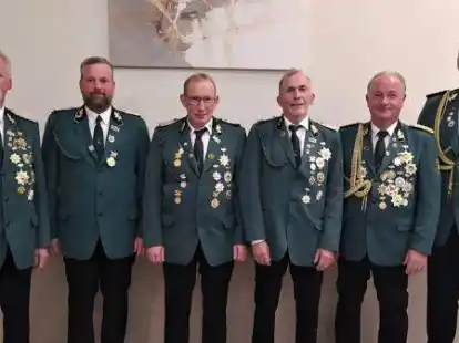 Nach der Sitzung (v.l.): Major Willi Rolfes, die wiedergew&auml;hlten Vorstandsmitglieder Frank Kamphaus und Willi Thien, die ausgeschiedenen Vorst&auml;nde Friedrich Breyer und Heinz Heymann sowie Oberst Rainer Crone.