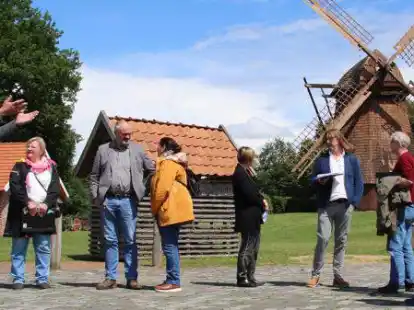 Hans Meyer (l.) begr&uuml;&szlig;te die Kommission auf dem M&uuml;hlenberg im Namen aller Gehlenberger.