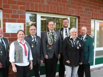 Vorstand Sch&uuml;tzenkreis Jeverland: von links Waldemar Janssen, Anja St&ouml;hr, Thomas Gromeie, Andreas Kegel, Marvin Harms, Olga Eyhusen und Manfred Ideus
