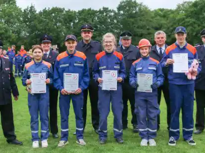 Nach der Siegerehrung (von links): Kreisjugendfeuerwehrwart Werner Mietzon, JF Beckeln (1. Platz), stellv. Fachbereichsleiterin Yvonne Meyer, JF Schierbrok-Sch&ouml;nemoor (2. Platz), stellv. Kreisbrandmeister Hendrik Behrends, JF Prinzh&ouml;fte (3. Platz), Stadtjugendfeuerwehrwart Dirk Oetken, JF Colnrade (4. Platz), Stadtbrandmeister Oldenburg Bernhard M&ouml;ller, JF Wildeshausen (5. Platz) und Fachbereichsleiter Wettbewerbe Sascha Meister