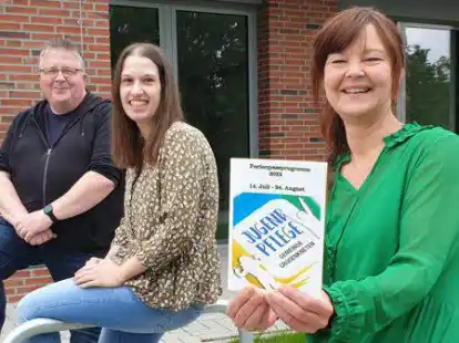 Freuen sich auf den Ferienpass im Sommer: (von links) Thomas Schulz, Sarina Privitelli und Kerstin Korte haben das neue Programm der Gemeindejugendpflege Gro&szlig;enkneten vorgestellt.