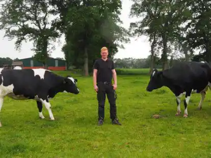 Inmitten seiner besten &bdquo;Mitarbeiterinnen&ldquo;: Nils Oltmann berichtet von den Auswirkungen der gestiegenen Preise auf den landwirtschaftlichen Familienbetrieb in Westerholt.