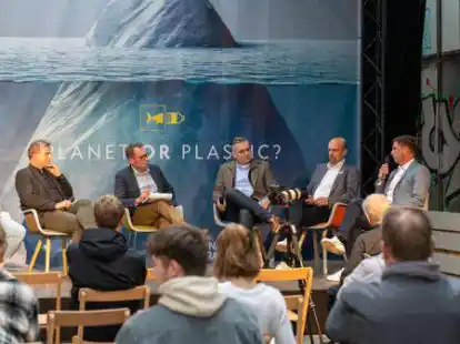 Diskutierten &uuml;ber Nachhaltigkeit als Unternehmensstrategie (v.li.):  Alexandra Wurm (GO! Start-up Zentrum), Roland Hentschel (Wirtschaftsf&ouml;rderung Stadt Oldenburg), Moderator Prof. Rainer Lisowski, Jens Freymuth (Wohnungsbaugesellschaft GSG), Martin Burwinkel (Burwinkel Kunststoffe) und  Matthias Vo&szlig; (Geb&auml;udereinigung Wilhelm K&uuml;hne).