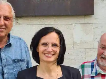 Dr. Robert Ceskel (links) und Dr. Michael Bodammer begr&uuml;&szlig;en ihre neue Kollegin Natalia Golowtschenko. Die Pneumologin tritt die Nachfolge von Faiq Ehmed im MVZ-Nordenham an.