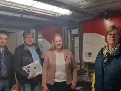 Versammelten sich im Keller mit den W&auml;rmepumpen (von links): J&ouml;rg L&uuml;schen, Jens Heinefeld, Nadja Lampe und Beate Wilke.