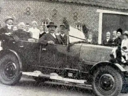 Pastor Remmer Janssen (hinten im Auto) im Jahr 1921 bei seinem Abschied aus der Kirchengemeinde Strackholt.