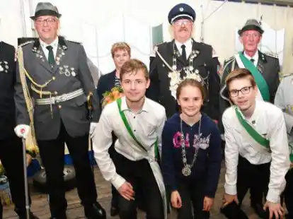 Die Gro&szlig;enkneter Sch&uuml;tzen feierten ihre Majest&auml;ten: (hinten, von links) Kai Kempermann, Wolfgang Lesse, Renate und Uwe Moysich, Klaus Jakobi und Inge Sch&uuml;rmann, (vorn von links) Jan Nico Behrends, Male Behrends und Marvin Reinke