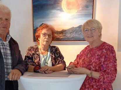 Freuen sich gemeinsam &uuml;ber die neue Ausstellung in der Eisenh&uuml;tte: Hermann Raudszus vom Verein Eisenh&uuml;tte Kultur (von links), Malerin Siegrid Schwengber und Martina de Haan, Vorsitzende des Vereines Eisenh&uuml;tte Kultur.