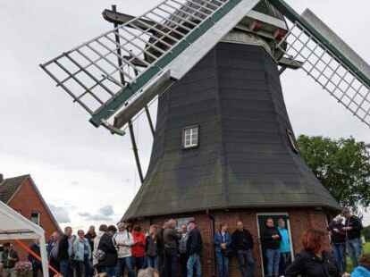 Reges Treiben rund um den r&uuml;stigen Erdholl&auml;nder anl&auml;sslich des M&uuml;hlentages am Pfingstmontag